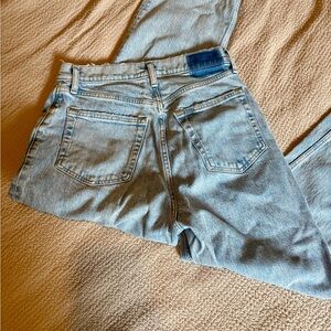 Abercrombie & Fitch The 90s Straight Ultra High Rise